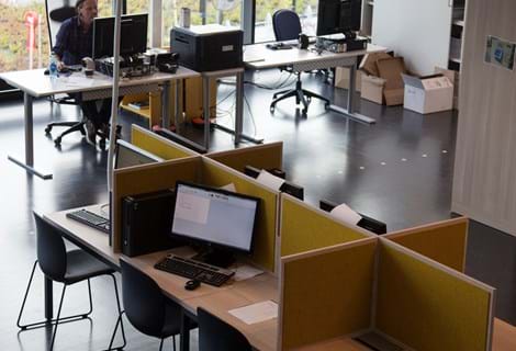 bord afskærmning med gul filt